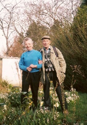  Dans le jardin  Bois le Roi 
=Photo de Claire Eudeline=
         Printemps 1999